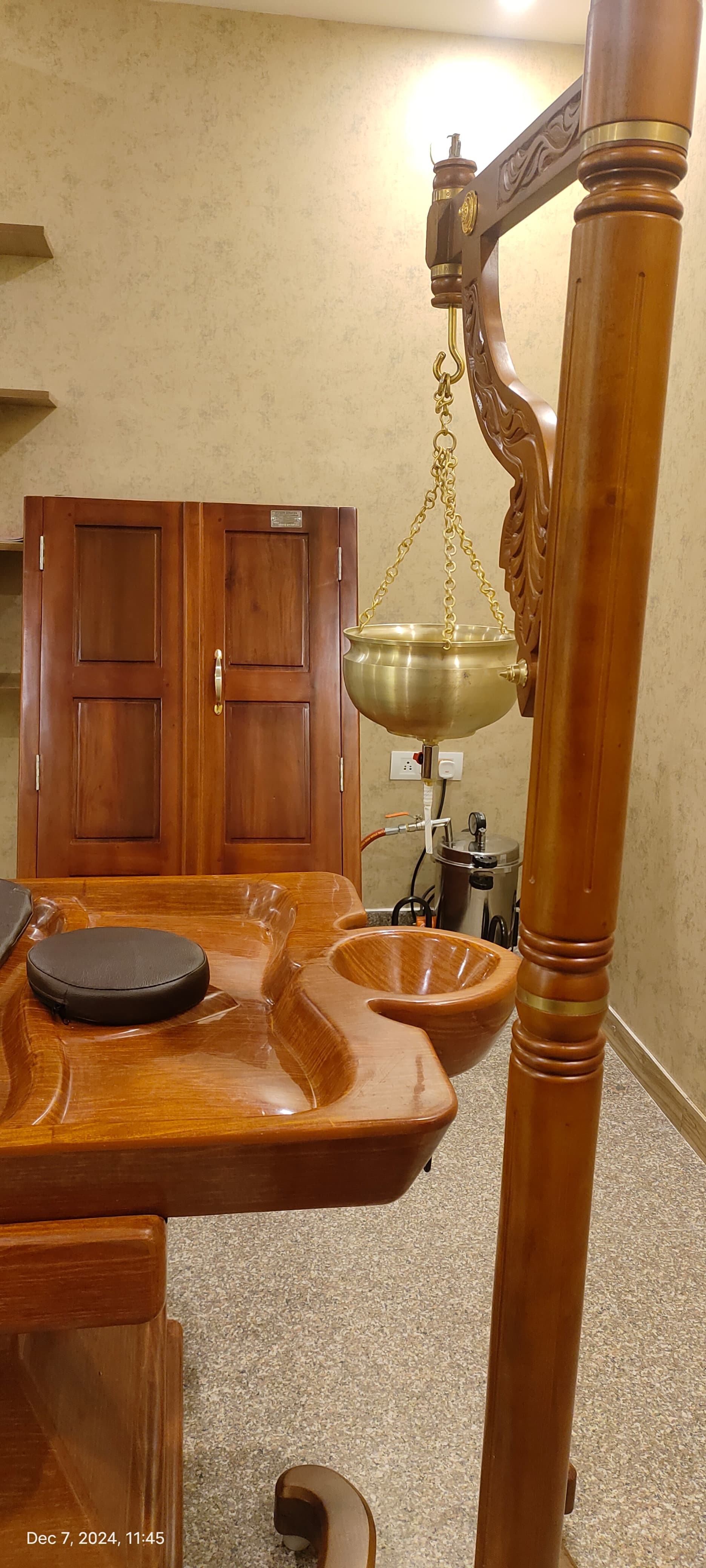 Shirodhara treatment for stress and insomnia at Era Ayurveda Gurgaon